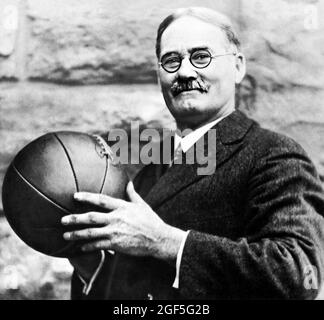 1930 ca , USA : The american Doctor JAMES A. NAISMITH ( 1861 - 1939 ), born-canadian, inventor of BASKETBALL sport . he wrote the original basketball rule book and founded the University of Kansas basketballs program . Unknown photographer . - BASKET - JIM THE DOC - SPORT  -  PALLACANESTRO - INVENTORE - INVENZIONE - INVENTION - DISCIPLINA SPORTIVA - Dottore - HISTORY - FOTO STORICHE - PORTRAIT - RITRATTO - prato - grass - meadow - palla - ball - cravatta - tie - occhiali da vista - lens ----  Archivio GBB Stock Photo