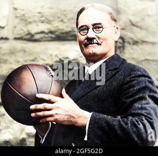 1930 ca , USA : The american Doctor JAMES A. NAISMITH ( 1861 - 1939 ), born-canadian, inventor of BASKETBALL sport . he wrote the original basketball rule book and founded the University of Kansas basketballs program . Unknown photographer . DIGITALLY COLORIZED . - BASKET - JIM THE DOC - SPORT  -  PALLACANESTRO - INVENTORE - INVENZIONE - INVENTION - DISCIPLINA SPORTIVA - Dottore - HISTORY - FOTO STORICHE - PORTRAIT - RITRATTO - prato - grass - meadow - palla - ball - cravatta - tie - occhiali da vista - lens ----  Archivio GBB Stock Photo