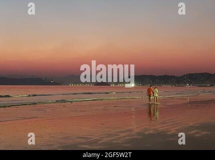 Santos, Sao Paulo, Brasil. 23rd Aug, 2021. (INT) Weather in Santos, on the coast of Sao Paulo. August 23, 2021, Santos, Sao Paulo, Brazil: Late afternoon seen from Aparecida beach, in Santos, on the coast of Sao Paulo, on Monday (22). Temperatures remained high throughout the entire Sao Paulo coast and the trend is to remain that way until Friday. fair, when a new cold front should arrive in the state. (Credit Image: © Luigi Bongiovanni/TheNEWS2 via ZUMA Press Wire) Stock Photo
