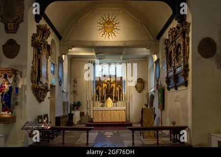 LONDON SOMERS TOWN SAINT PANCRAS OLD CHURCH THE INTERIOR AND ALTAR Stock Photo