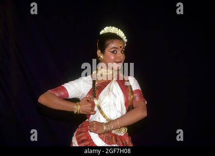 Mohiniyattam wallpaper by Gurusad - Download on ZEDGE™ | 7b9d