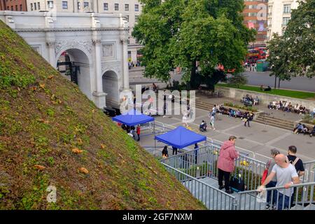 Marble Arch Mound - half way up the steps showing views and the members of the public climbing and reacting to the temporary hill landmark in London's West End Stock Photo