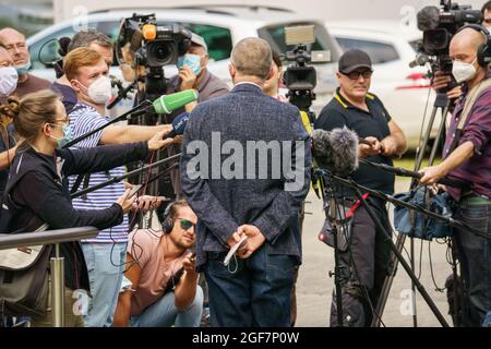 Darmstadt, Germany. 24th Aug, 2021. Manfred Efinger (M), Chancellor of the Technische Hochschule (TU) Darmstadt, speaks to media representatives in front of building L201 on the TU's Lichtwiese campus. The day before, six people had been brought to clinics here with symptoms of poisoning, a 30-year-old student was in a critical condition. Credit: Frank Rumpenhorst/dpa/Alamy Live News Stock Photo