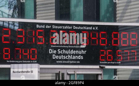 Berlin, Germany. 24th Aug, 2021. View of the so-called debt clock hanging at the entrance of the Bund der Steuerzahler Deutschland e. V. (Taxpayers' Association of Germany). (Illustration for dpa 'German state budget deep in the red in the first half of 2021') Credit: Jörg Carstensen/dpa/Alamy Live News Stock Photo