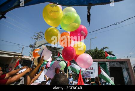 Gaza, Palestine. 24th Aug, 2021. Palestinian children launch balloons during an event to send humanitarian messages to the world to end the siege of Gaza by Israel. (Photo by Ahmed Zakot/SOPA Images/Sipa USA) Credit: Sipa USA/Alamy Live News Stock Photo