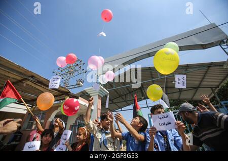 Gaza, Palestine. 24th Aug, 2021. Palestinian children launch balloons during an event to send humanitarian messages to the world to end the siege of Gaza by Israel. (Photo by Ahmed Zakot/SOPA Images/Sipa USA) Credit: Sipa USA/Alamy Live News Stock Photo