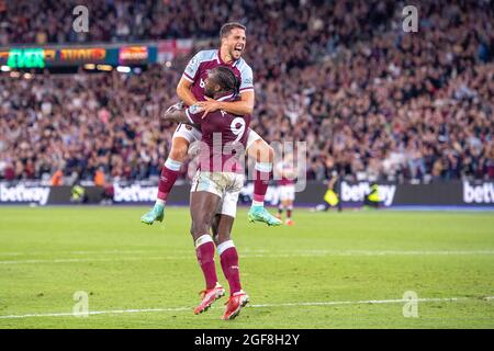 LONDON, ENGLAND - AUGUST 23: Michail Antonio of West Ham celebrate with Pablo Fornals after scoring he’s 2nd and he’s team 4th goal goal during the Pr Stock Photo