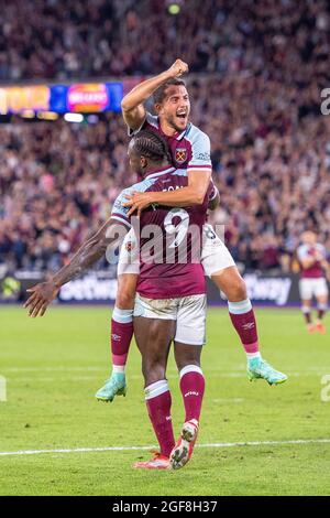 LONDON, ENGLAND - AUGUST 23: Michail Antonio of West Ham celebrate with Pablo Fornals after scoring he’s 2nd and he’s team 4th goal goal during the Pr Stock Photo