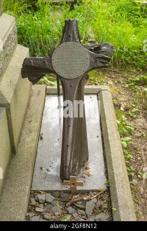 The grave in Southampton Old Cemetery of RAF Squadron Leader Edwin Rowland Moon DSO. The propellor is from the aircraft in which he died in 1920. Stock Photo