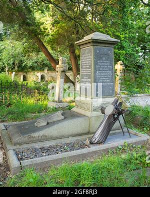 The grave in Southampton Old Cemetery of RAF Squadron Leader Edwin Rowland Moon DSO. The propellor is from the aircraft in which he died in 1920. Stock Photo