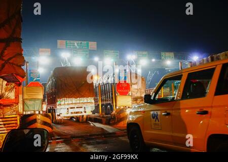DHULAGORI , HOWRAH, WEST BENGAL / INDIA - 18TH MARCH 2018 : Various cars are waiting in que to cross Toll Plaza at Dhulagori . Shot at night - editori Stock Photo