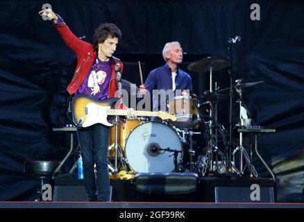 File photo dated 09/06/18 of Ronnie Wood (left) and Charlie Watts of the Rolling Stones during their gig at the Murrayfield Stadium in Edinburgh, Scotland. The Rolling Stones drummer Charlie Watts has died at the age of 80, his London publicist Bernard Doherty said in a statement to the PA news agency. Issue date: Tuesday August 24, 2021. Stock Photo