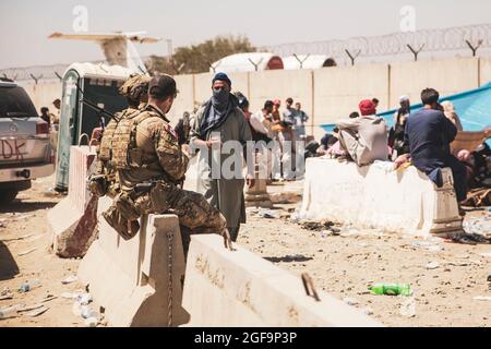 Kabul, Afghanistan. 24th Aug, 2021. Canadian soldiers assist refugees waiting to be cleared for evacuation at Hamid Karzai International Airport during Operation Allies Refuge August 24, 2021 in Kabul, Afghanistan. Credit: Planetpix/Alamy Live News Stock Photo
