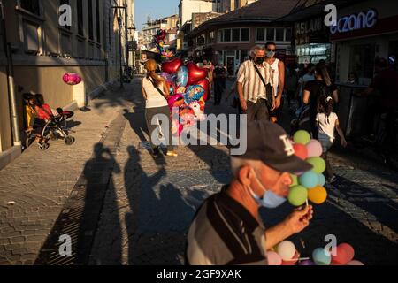 Izmir, Konak, Izmir. 24th Aug, 2021. Balloon vendors in the streets of historical Kemeralti district in Izmir, Turkey. (Credit Image: © Uygar Ozel/ZUMA Press Wire) Stock Photo
