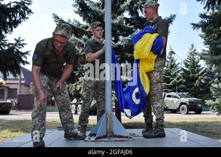 Marinka, Ukraine. 24th Aug, 2021. Ukrainian army soldiers fixing the flagpole during the Independence Day.August 24th, Ukraine celebrates the 30th anniversary of its Independence in honor of the adoption by the Verkhovna Rada of the Ukrainian SSR in 1991 of the Act of Independence of Ukraine - a political and legal document that certified the new status of the Ukrainian State. Credit: SOPA Images Limited/Alamy Live News Stock Photo