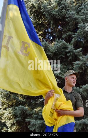 Marinka, Ukraine. 24th Aug, 2021. Ukrainian army soldier posing with a National Flag during the Independence Day.August 24th, Ukraine celebrates the 30th anniversary of its Independence in honor of the adoption by the Verkhovna Rada of the Ukrainian SSR in 1991 of the Act of Independence of Ukraine - a political and legal document that certified the new status of the Ukrainian State. (Photo by Andriy Andriyenko/SOPA Images/Sipa USA) Credit: Sipa USA/Alamy Live News Stock Photo