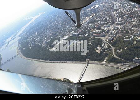 A U.S. Air Force KC-135 Stratotanker aircraft assigned to the 100th Air Refueling Wing, Royal Air Force Mildenhall, England, flies over Kyiv, Ukraine, to commemorate the 30th anniversary of Ukrainian independence Aug, 24, 2021. U.S. European Command stands firm in its unwavering commitment to Ukraine’s sovereignty, territorial integrity and independence. (U.S. Air Force photo by Senior Airman Joseph Barron) Stock Photo