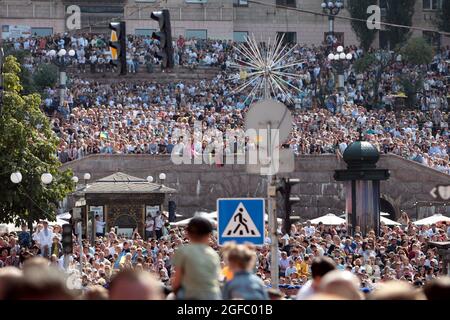 Non Exclusive: KYIV, UKRAINE - AUGUST 24, 2021 - People watch the solemn official part of the celebration of the 30th anniversary of Ukrainian Indepen