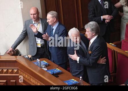 Non Exclusive: KYIV, UKRAINE - AUGUST 24, 2021 - Ex-President of Ukraine Viktor Yushchenko, former Speaker Oleksandr Moroz and ex-President of Ukraine Stock Photo