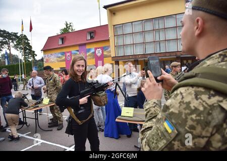 Ukrainian girl with a machine gun Stock Photo - Alamy