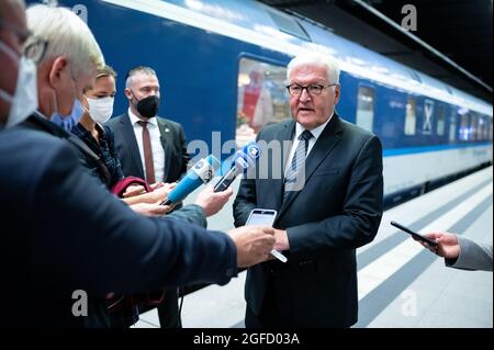 25 August 2021, Berlin: Federal President Frank-Walter Steinmeier addresses a train (EC 379) at the main railway station, which he will then take to Prague (Czech Republic). Federal President Steinmeier and his wife are on a three-day visit to the Czech Republic. This is the first time the Federal President has made an official trip abroad by train. Photo: Bernd von Jutrczenka/dpa Stock Photo