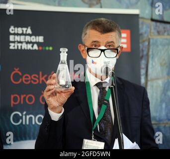 Cizkovice, Czech Republic. 25th Aug, 2021. Prime Minister Andrej Babis shows a sample of lithium during a briefing within visit of CirkTech research centre, on August 25, 2021, in Cizkovice, Czech Republic. The centre is operated by Prague's University and company Lafarge Cement, both of which are involved in survey regarding future processing of Czech lithium that is to be mined at Cinovec by CEZ's unit Geomet. Credit: Libor Zavoral/CTK Photo/Alamy Live News Stock Photo