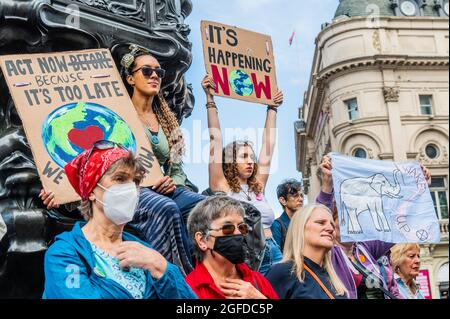 London, UK. 25th Aug, 2021. Women gather at Piccadilly Circus in a Courage Calls to Courage protest - Extinction Rebellion continues two weeks of protest, under the Impossible Rebellion name, in London. Credit: Guy Bell/Alamy Live News Stock Photo