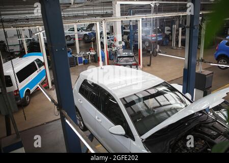 Broken cars at automobile repair station Stock Photo