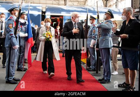 Prag, Czech Republic. 25th Aug, 2021. Federal President Frank-Walter Steinmeier and his wife Elke Büdenbender arrive at Prague main station after travelling by train (EC 379) from Berlin to Prague, Czech Republic. Federal President Steinmeier and his wife are in the Czech Republic for a three-day visit. This is the first time the Federal President has made an official trip abroad by train. Credit: Bernd von Jutrczenka/dpa/Alamy Live News Stock Photo