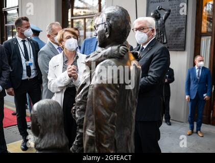 Prag, Czech Republic. 25th Aug, 2021. Federal President Frank-Walter Steinmeier and his wife Elke Büdenbender visit a memorial to Sir Nicholas Winton at Prague's main railway station. In 1939, the British banker, who was barely 30 years old at the time, organised the rescue of 669 mostly Jewish children from Czechoslovakia, which was already occupied by Nazis, on trains from Prague to London. Federal President Steinmeier and his wife are on a three-day visit to the Czech Republic. Credit: Bernd von Jutrczenka/dpa/Alamy Live News Stock Photo