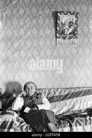 Calvert Texas USA, 1977: Photo feature for the newspaper on elderly woman, Elizabeth Meier of Calvert, Texas who was widowed years earlier and lived in a run-down home in a small Texas town in Grimes County. ©Bob Daemmrich Stock Photo