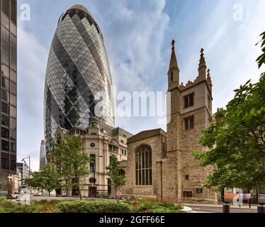 LONDON CITY ST MARY AXE A VIEW OF ST ANDREW UNDERSHAFT THE CHURCH AND THE GHERKIN SKYSCRAPER Stock Photo