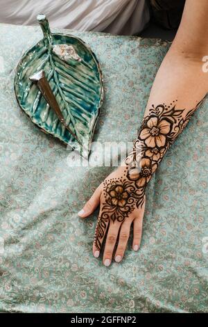 Party henna/ group henna/ bodyart/tattoo/ bridal henna .Temporary tattoo  artist,henna tattoo,jagua tattoo,mehandi artist. Location: Tibl... |  Instagram