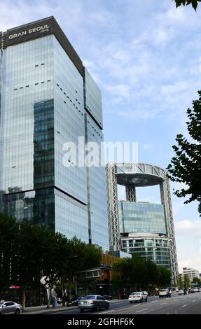 Modern building along Jong-ro in central Seoul, Korea. Stock Photo