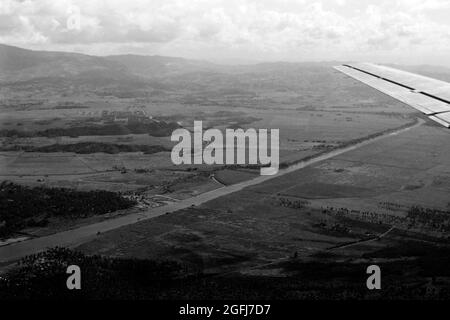 Blick auf Puerto Rico aus dem Flugzeugfenster, 1967. View over Puerto Rico from the airplane window, 1967. Stock Photo