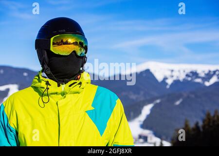 hombre en máscara de snowboard casco y balaclava Fotografía de stock - Alamy