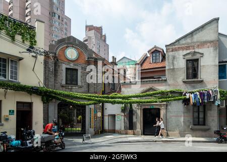 Shanghai, Shanghai, China. 26th Aug, 2021. On August 26, 2021, on both sides of Jiangyin Road in Huangpu District, Shanghai, there are mostly two-story Shikumen Lane houses. There are a lot of green vines along the outer wall of the street, which is nothing special at first glance. Observing carefully, these green leaves are actually simulated leaves with some wires that cannot be hidden inside. Compared with the black wires, this decoration looks much more beautiful. Visual pollution of various overhead lines in old communities is often difficult to deal with. However, in the blocks of Stock Photo