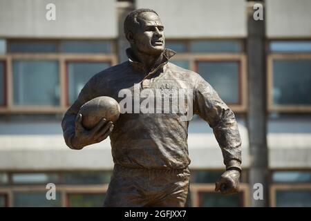 Wigan town centre, Lancashire, Statue of Wigan Warriors rugby player Billy Boston in Wigan Town Centre Stock Photo