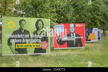 Wahlplakate, Robert Habeck und Annalena Baerbock, Die Grünen, Olaf Scholz, SPD, Bundestagswahl, Berlin, Deutschland Stock Photo