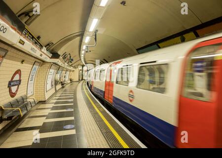 London, UK. 25th Aug, 2021. Bakerloo line train seen departing from station in London. Credit: SOPA Images Limited/Alamy Live News Stock Photo