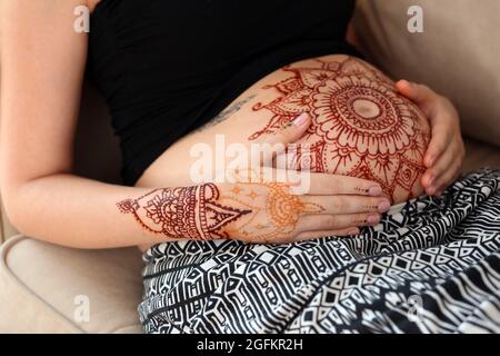 Rakhi 2020: Dr Rashmi Sharma Explains The Benefits Of Applying Henna On  Hands | OnlyMyHealth