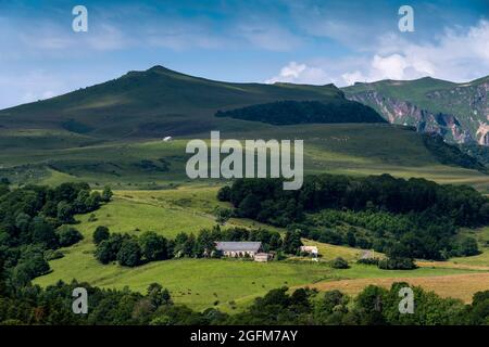 Farm in Sancy Massif in Auvergne Volcanoes Natural Park, Puy de Dome department, Auvergne-Rhone-Alpes, France Stock Photo