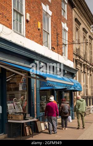 UK, England, Derbyshire, Ashbourne, Church Street, visitors at window of Antiques shop in historic Georgian house Stock Photo