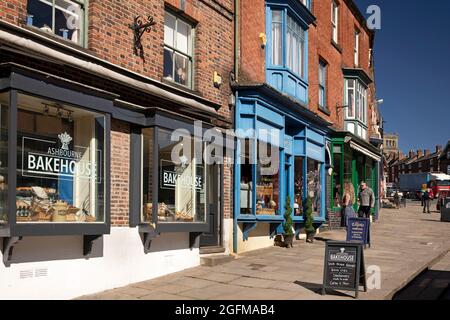 UK, England, Derbyshire, Ashbourne, Market Place, Victoria Square, Ashbourne Bakehouse baker’s shop in historic building Stock Photo