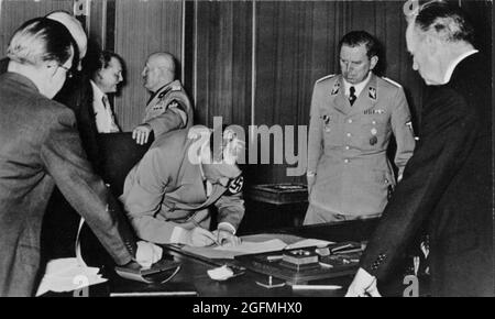 Adolf Hitler signing the Munich Agreement on the 30th September 1938 Stock Photo