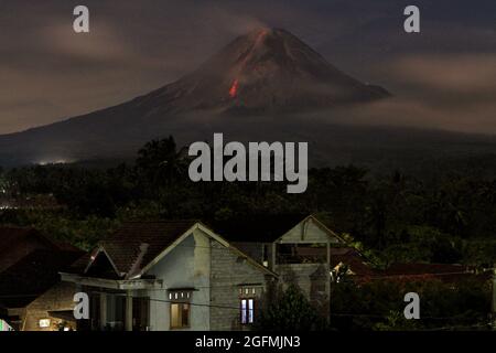 Central Java, Indonesia. 25th Aug, 2021. View of Mount Merapi, Indonesias most active volcano, emits incandescent lava during an effusive eruption from the Kaliurang Village, Srumbung in Central Java on August 25, 2021. (Photo by Devi Rahman/INA Photo Agency/Sipa USA) Credit: Sipa USA/Alamy Live News Stock Photo