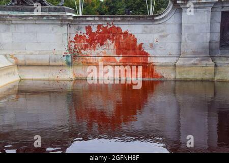 London, United Kingdom. 26th August 2021. Animal Rebellion activists filled and covered the fountains at the Victoria Memorial outside Buckingham Palace with fake blood, in protest against the royal family's use of its vast land for animal agriculture and hunting. (Credit: Vuk Valcic / Alamy Live News) Stock Photo