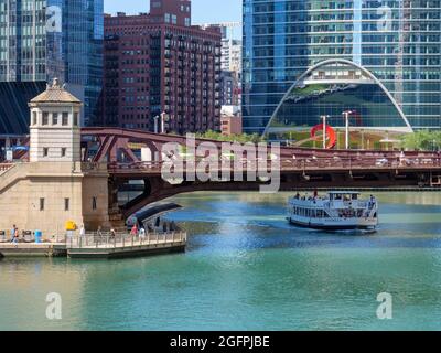 Franklin Street Bridge, tour boat and Chicago Riverwalk. Stock Photo