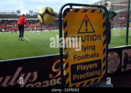 Stunned fans have been given health and safety warnings to watch out for flying balls – at a football ground. Supporters at Manchester United’s third round FA Cup tie at Southampton were left puzzled by the high-visibility yellow signs stationed at either end of the pitch. The warnings were put up at St Mary’s Stadium as stars Wayne Rooney, Ryan Giggs and Gary Neville warmed up in front of a 32,000 capacity crowd before their side’s 3-0 victory on Sunday. Pic Mike Walker, 2009 Stock Photo