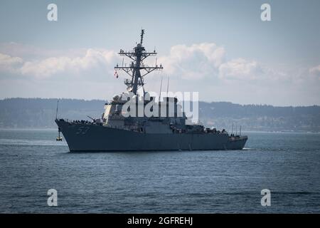 The Arleigh Burke-class guided-missile destroyer USS John Paul Jones (DDG 53) arrives to its new homeport at Naval Station Everett, in Everett, Washington, Aug. 23, 2021. John Paul Jones is part of the Nimitz Carrier Strike Group, and was formerly homeported in Pearl Harbor, Hawaii. (U.S Navy photo by Mass Communication Specialist 2nd Class Aranza Valdez) Stock Photo